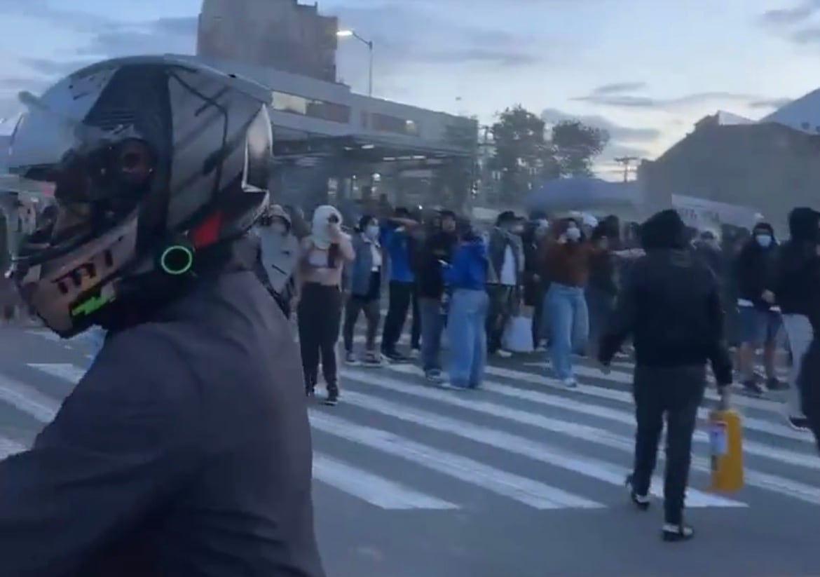 Caos en TransMilenio, agresión a funcionarios y vandalización: encapuchados bloquearon la Caracas