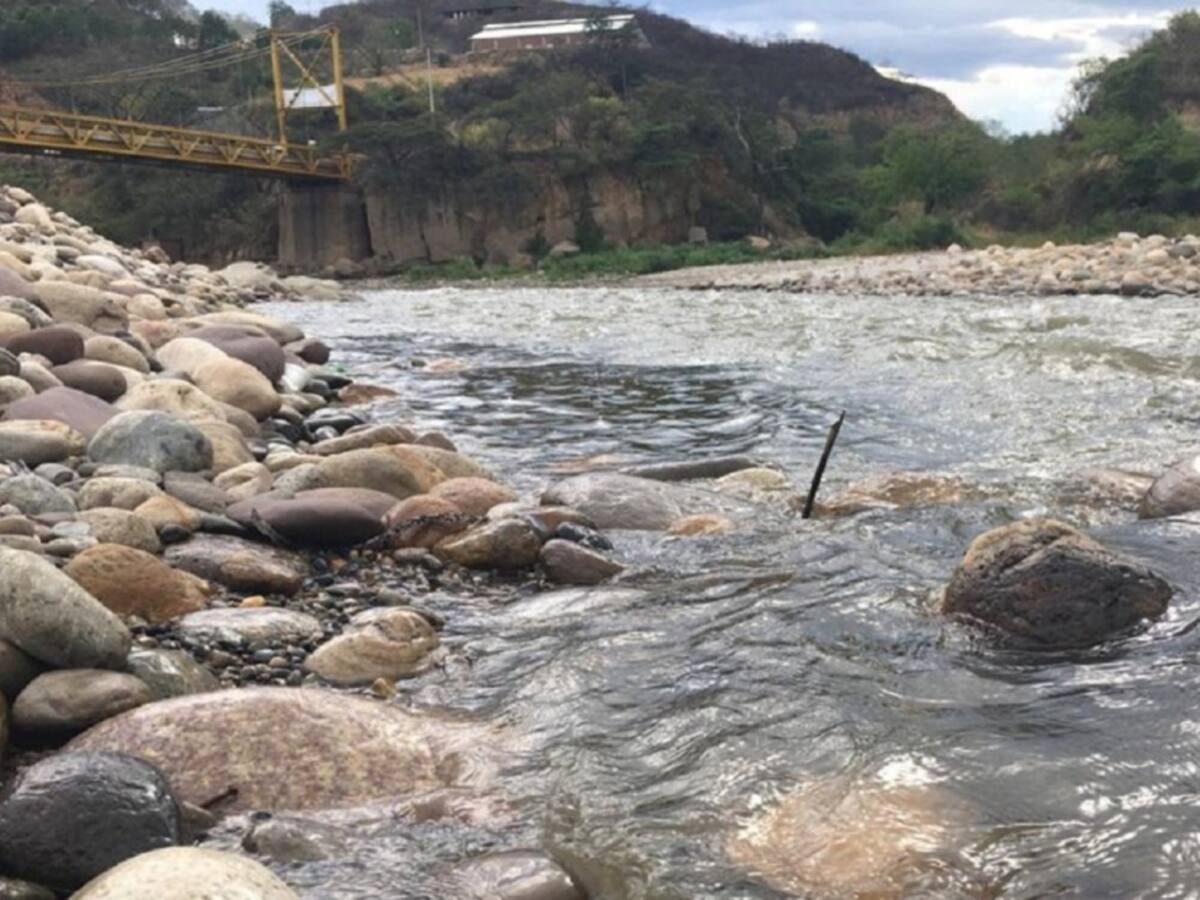 Alerta por contaminación de aguas negras en el río Zulia