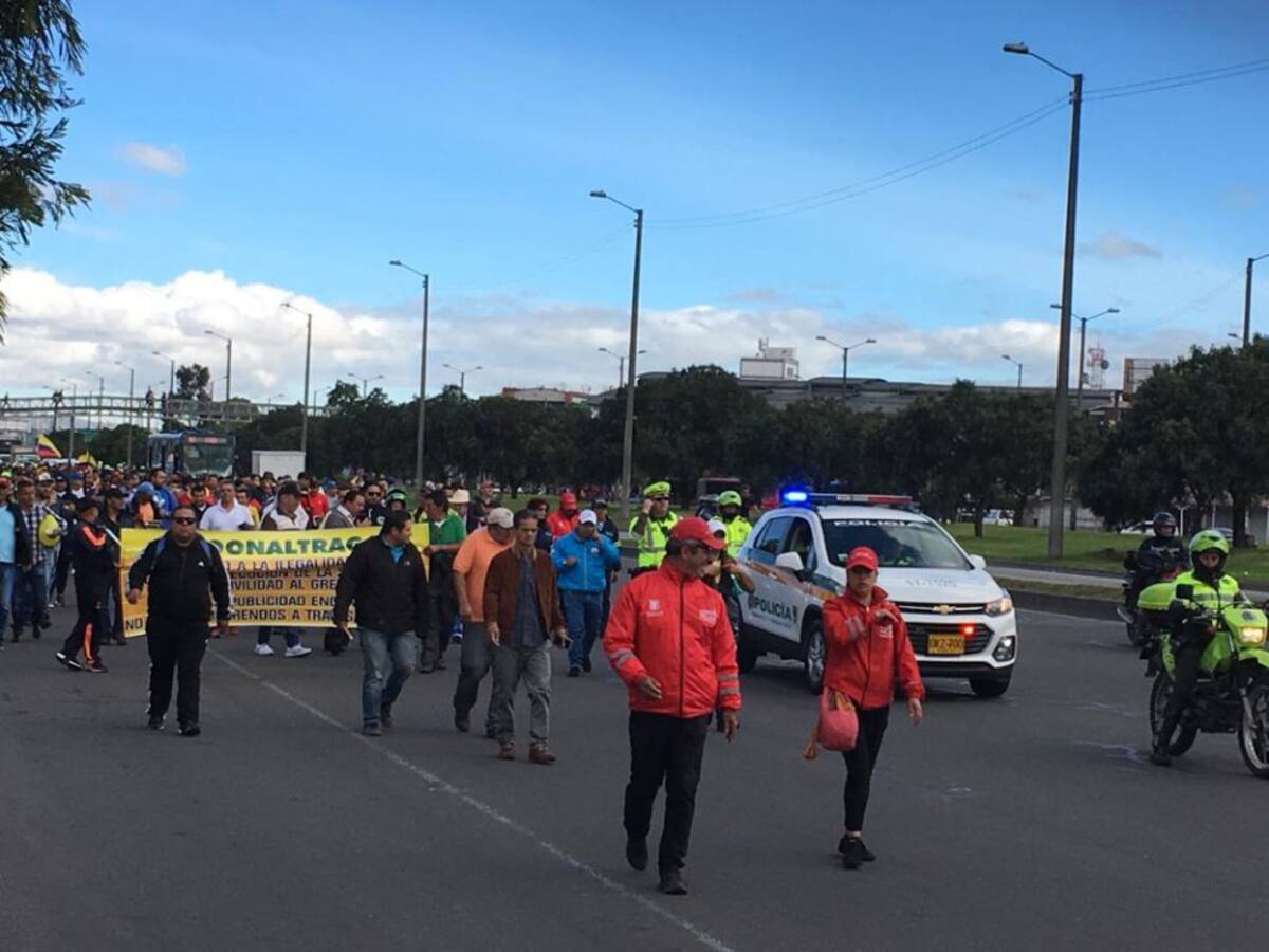 Avanza marcha de taxistas por las vías de Bogotá