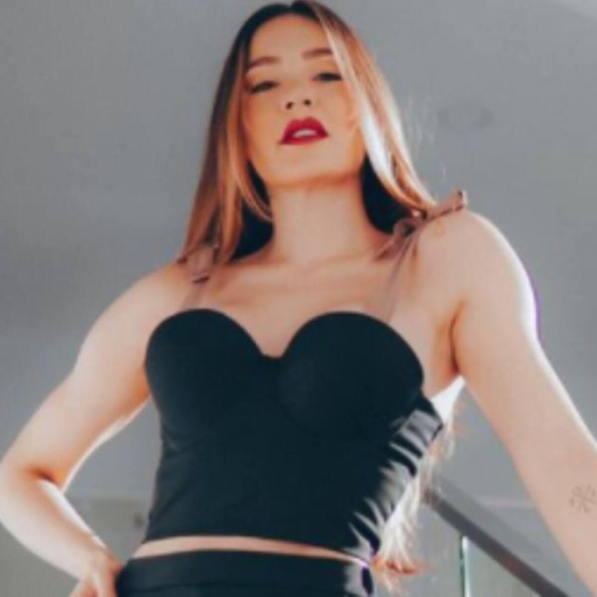 El escote de Lina Tejeiro que no tapó mucho y encendió las redes sociales