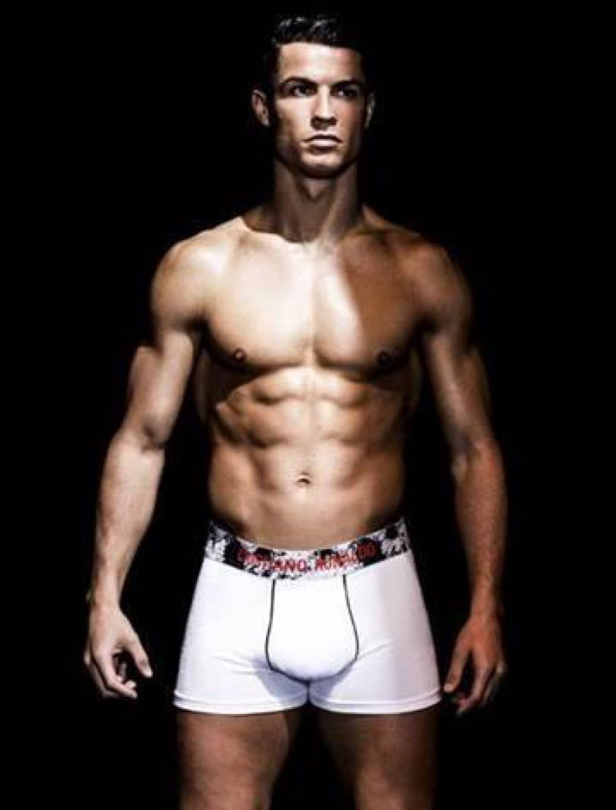 El astro del fútbol muestra su lado más sexy.
