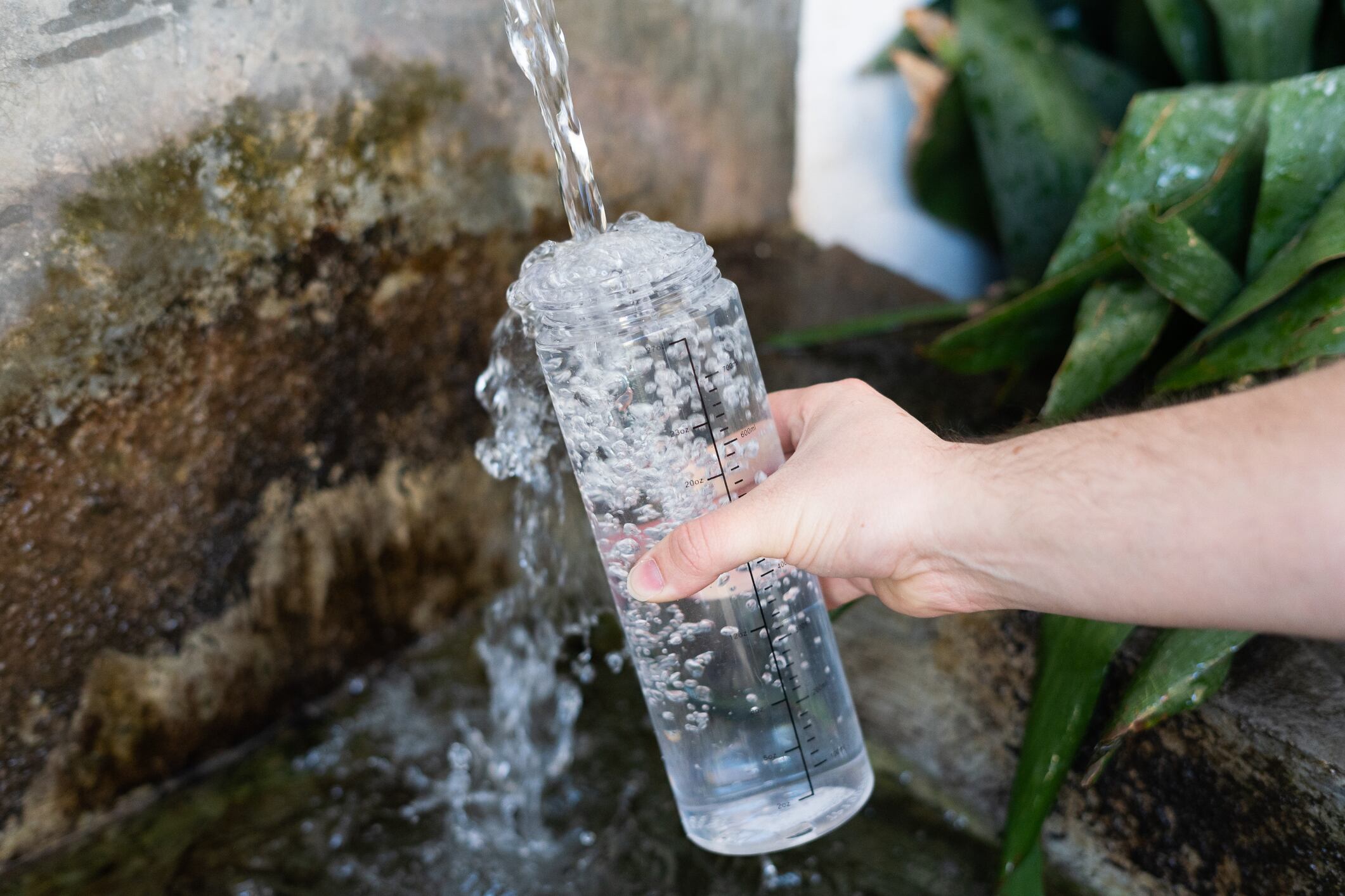 Persona sirviendo agua en una botella de agua (Getty Images)
