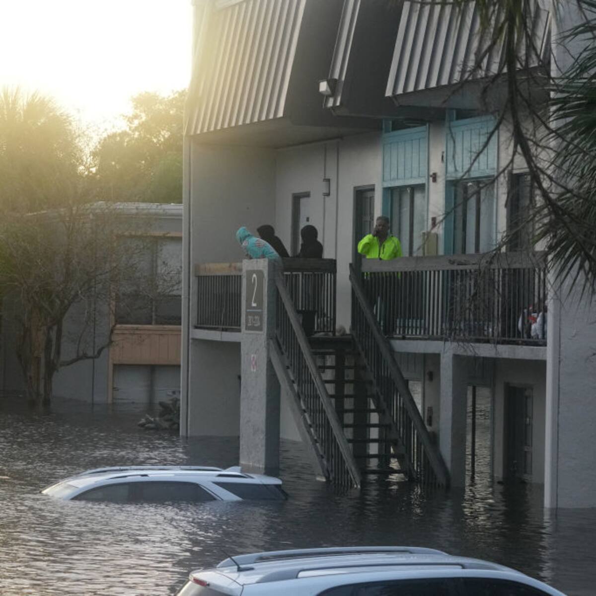 Huracán Milton deja inundaciones, al menos 10 muertos y millones sin electricidad
