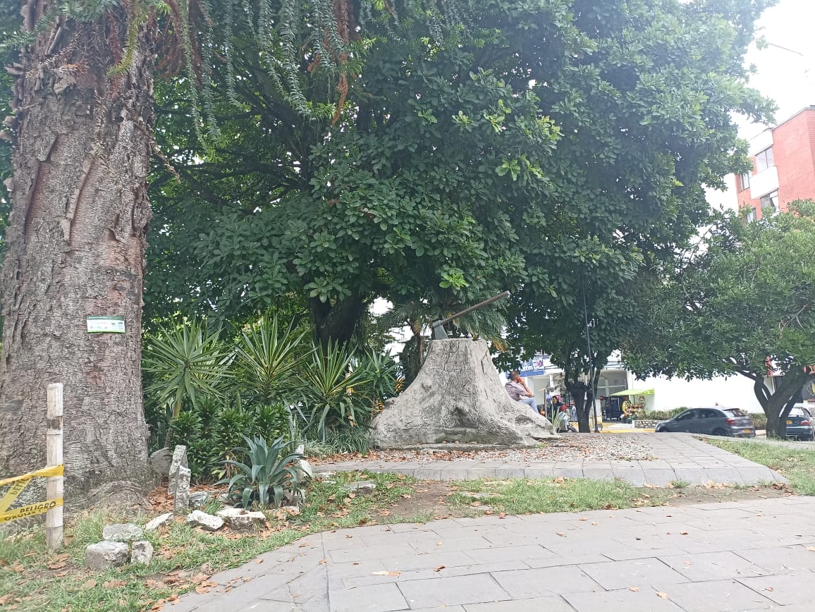 Monumento a Los Fundadores, el tronco y el hacha en el parque de Los Fundadores en Armenia. Foto: Adrián Trejos