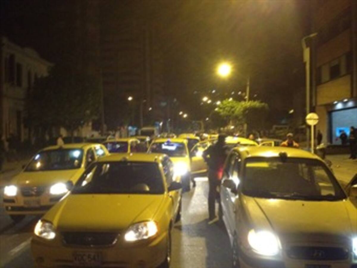 Trancón en Autopista Sur tras bloqueos de taxistas durante la madrugada