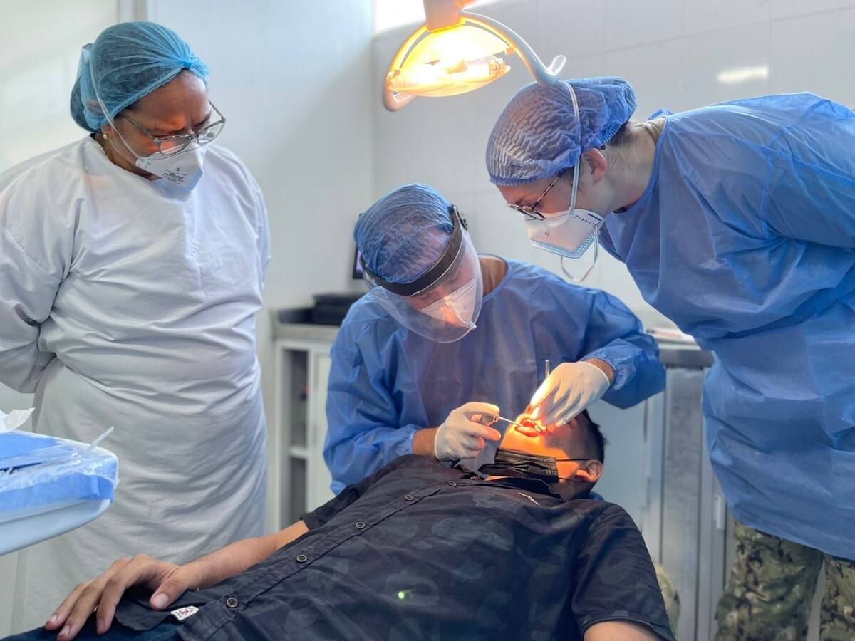 En Santa Marta, la Armada de EE.UU. realiza jornada odontológica para familias vulnerables