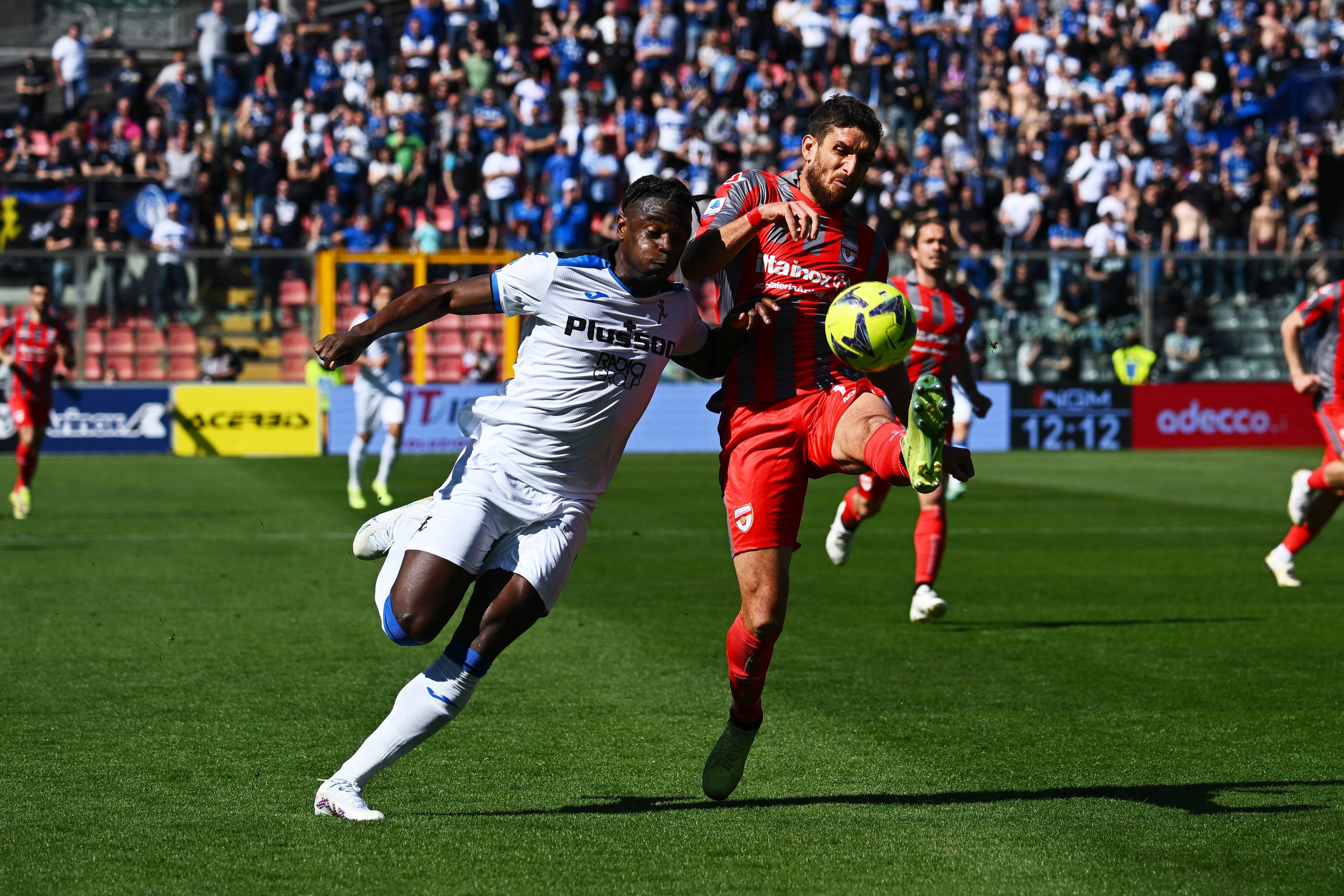 Duván Zapata disputa un balón con un defensa del Cremonese. (Photo by Marco M. Mantovani/Getty Images)