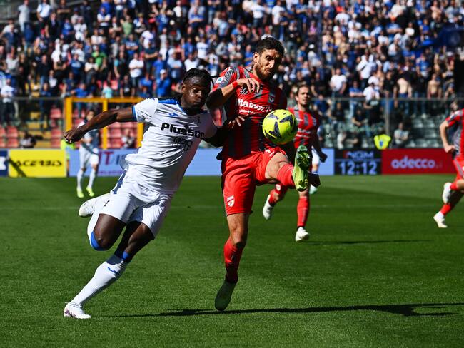 Duván Zapata disputa un balón con un defensa del Cremonese. (Photo by Marco M. Mantovani/Getty Images)