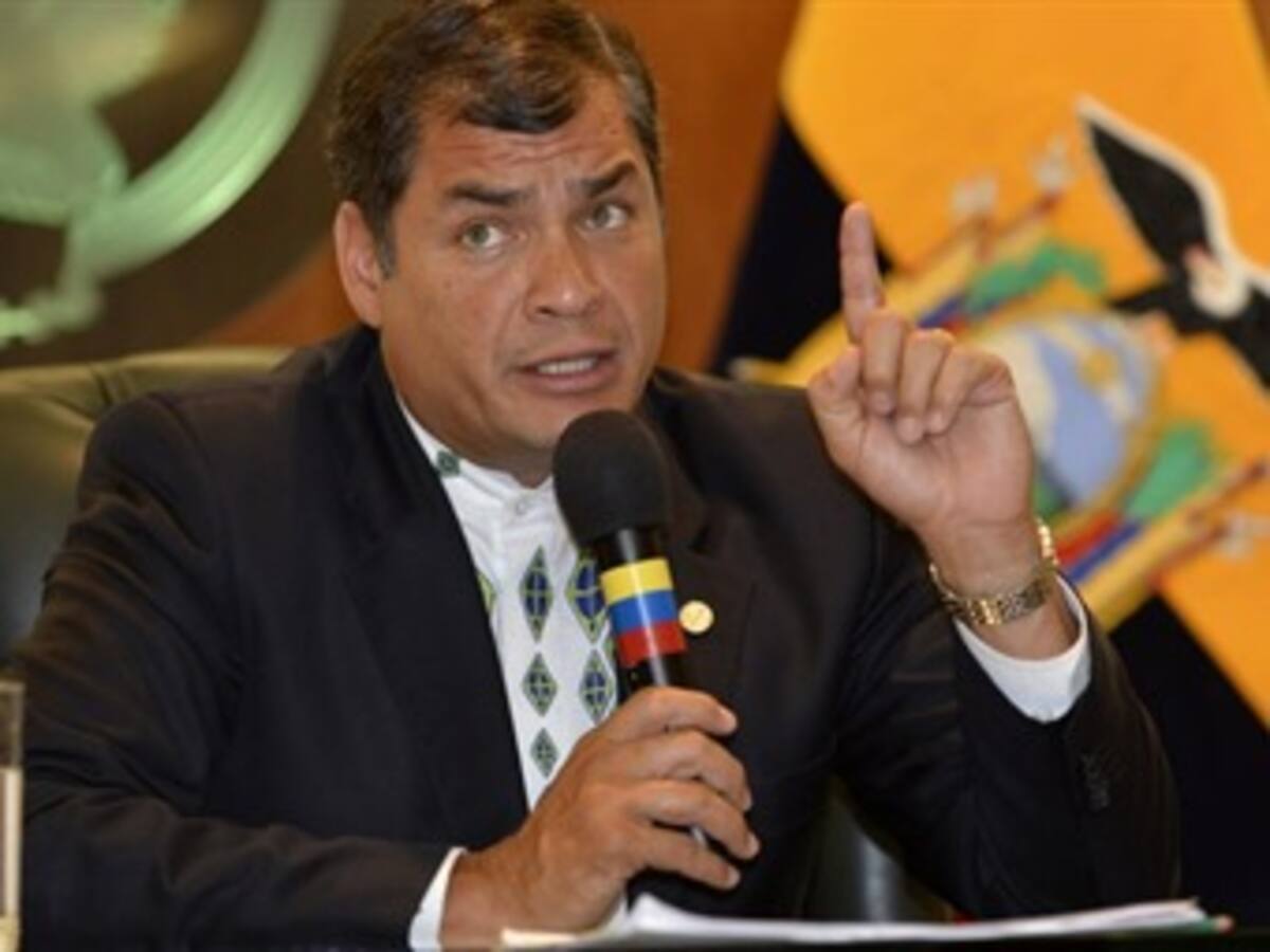 Señores Farc, paramilitares, como se llamen, con Ecuador no se juega: Rafael Correa