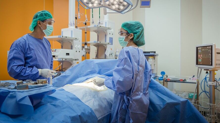 Envían a juicio a médicos Sales Puccini por títulos falsos. Foto: Getty Images