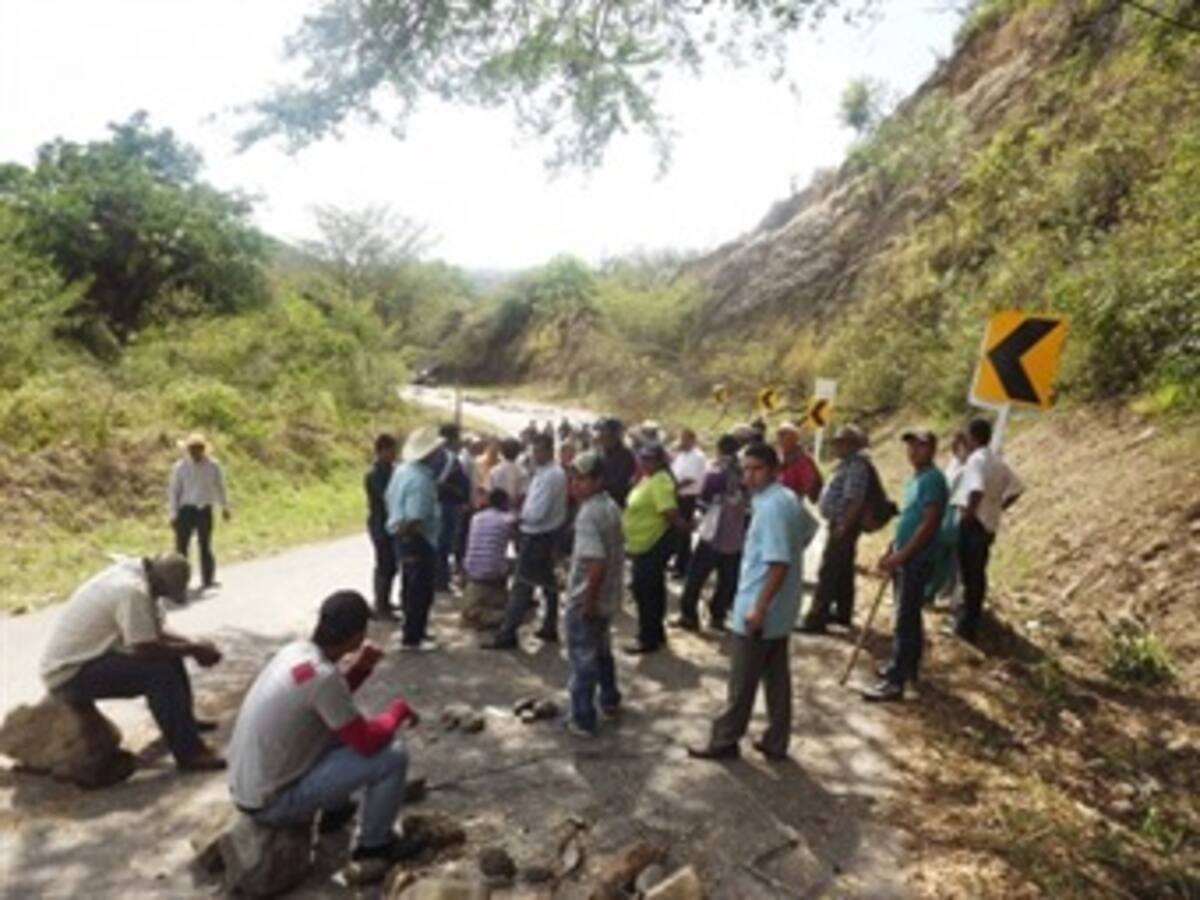 Más de 300 campesinos mantienen una vía bloqueada