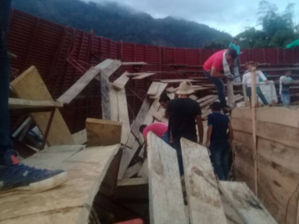 Cinco heridos dejó caída de un palco en el Tolima