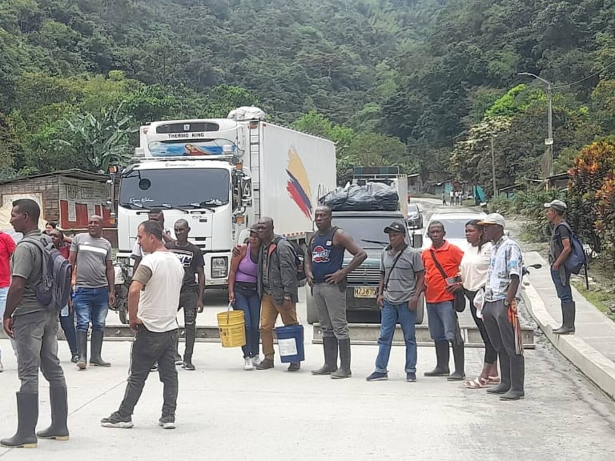 Persiste el bloqueo en la Vía Panamericana que comunica a Risaralda con el Chocó