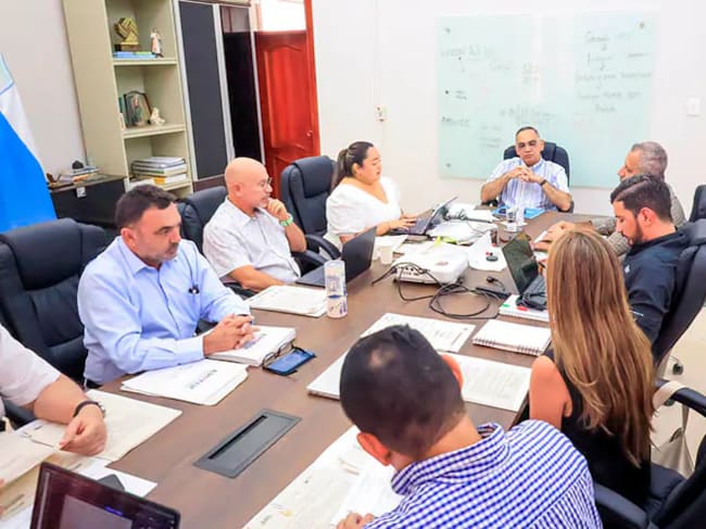 Alcalde Carlos Pinedo presidió la primera Junta Directiva de Essmar tras su regreso al Distrito. Foto: Alcaldía de Santa Marta.