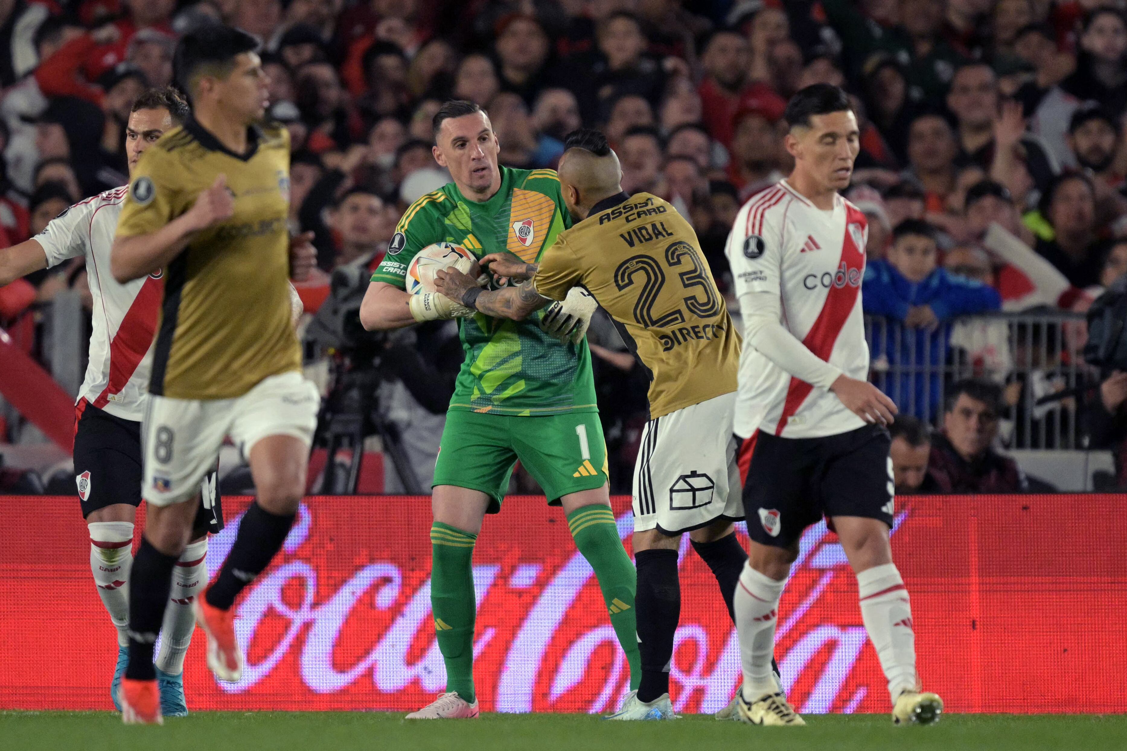 Franco Armani y Arturo Vidal en un enfrentamiento en pleno partido de Copa. (Photo by JUAN MABROMATA/AFP via Getty Images)