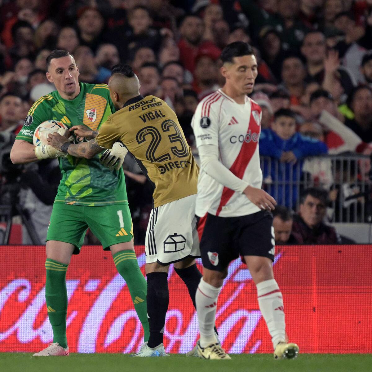 Video: Franco Armani “sacó a bailar” a Arturo Vidal con un amague en Copa Libertadores