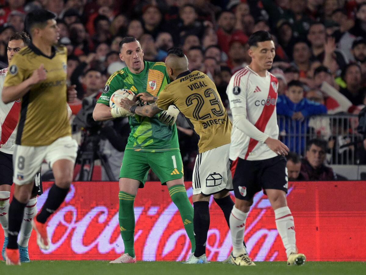 Video: Franco Armani “sacó a bailar” a Arturo Vidal con un amague en Copa Libertadores