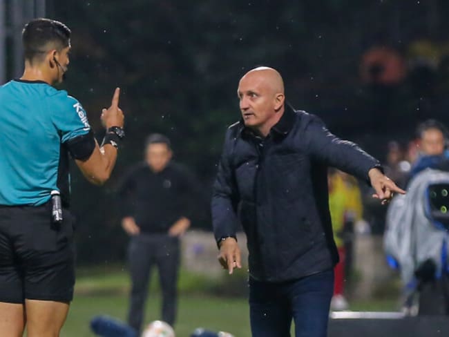 Pablo Repetto se queja del arbitraje / Fortaleza 1-1 Santa Fe / Foto: Colprensa