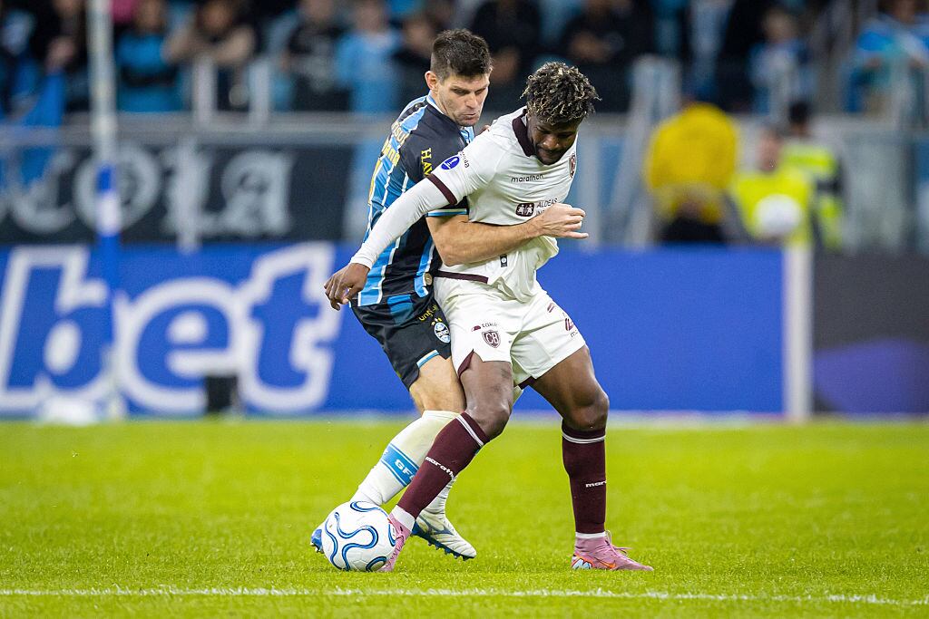 Video: Dairon Asprilla sella la victoria de Bolivar sobre Gremio y avanza a Octavos de Sudamericana(Photo by Heuler Andrey/Eurasia Sport Images/Getty Images)
