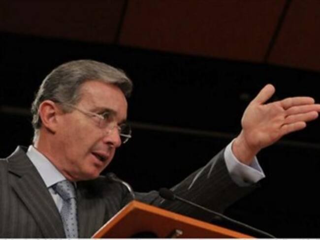 Es muy grave que el Gobierno quiera presentar referendo sobre acuerdos con las Farc: Uribe