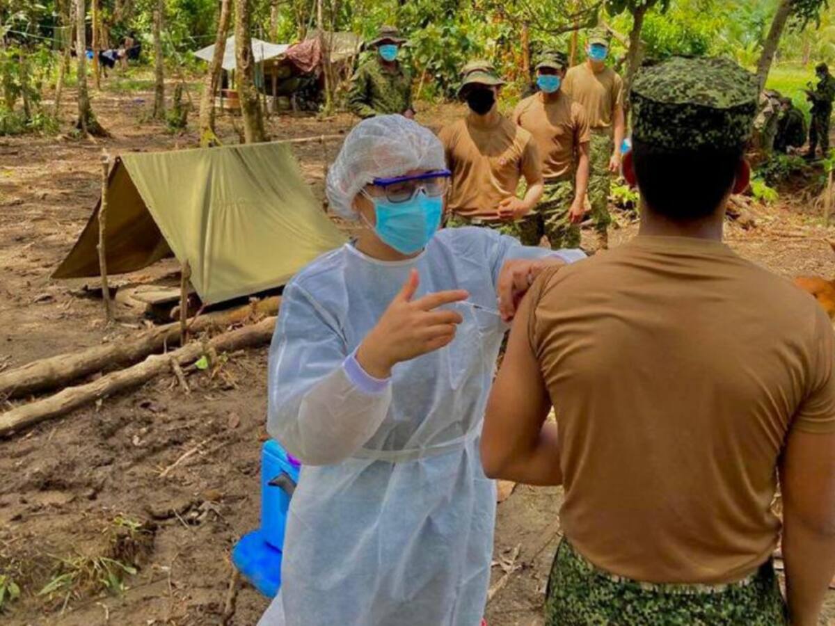 Militares en zonas apartadas también son vacunados contra el COVID