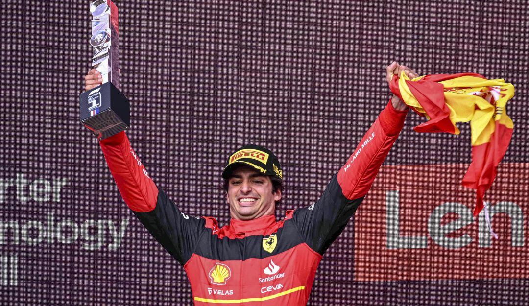 Carlos Sainz celebra su primera victoria en la Fórmula 1.