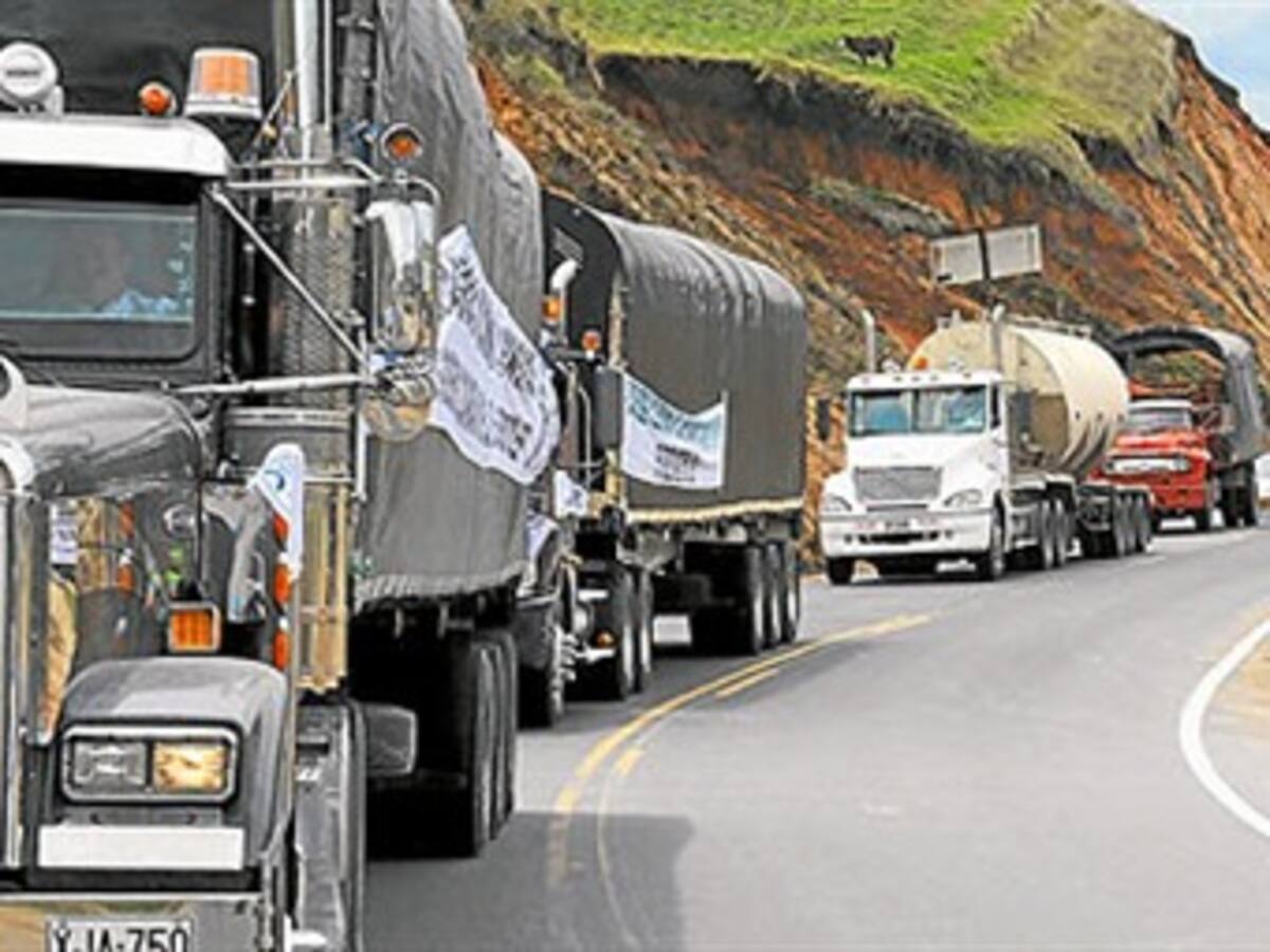 Camioneros anuncian paro por alza en el precio del combustible