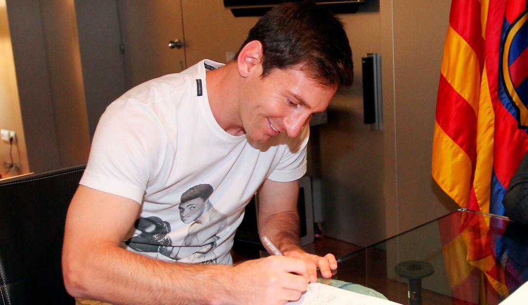 Lionel Messi renovando su contrato con el Barcelona en 2014