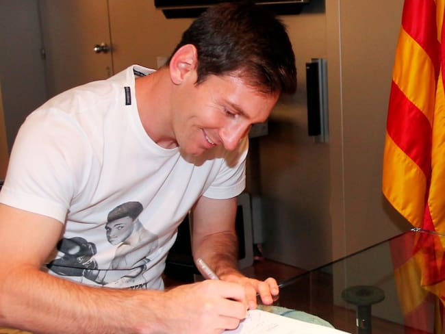 Lionel Messi renovando su contrato con el Barcelona en 2014