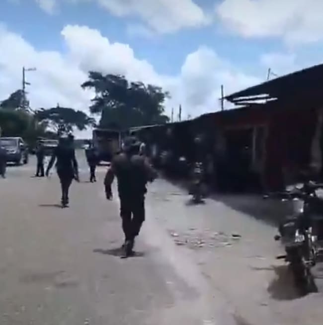 ELN destruyendo estación de Policía en Betoyes. Foto: Suministrada