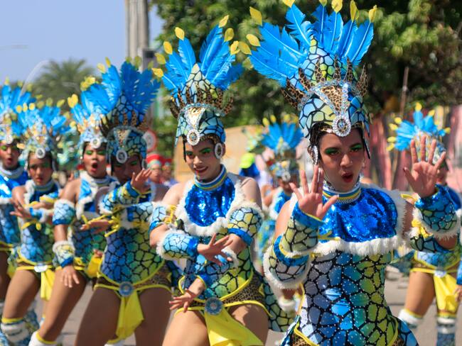 ACOMPAÑA CRÓNICA COLOMBIA CARNAVAL AME8758. BARRANQUILLA (COLOMBIA), 12/02/2024.- Integrantes de una comparsa participan en la Gran Parada de Comparsas hoy, durante el tercer desfile del Carnaval de Barranquilla (Colombia). Sincronizadas comparsas ataviadas con brillantes trajes de plumas, lentejuelas y canutillos, además de la música y la danza que trajeron a América los esclavos africanos, fueron las notas predominantes en el Cumbiódromo de la Vía 40 durante el tercer día de desfiles del Carnaval de Barranquilla. EFE/Ricardo Maldonado Rozo
