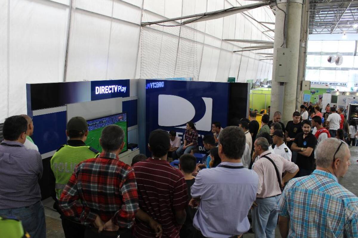 Cuerpo técnico y jugadores disfrutaron por igual de una mañana con fieles seguidores en Plaza Mayor Medellín.