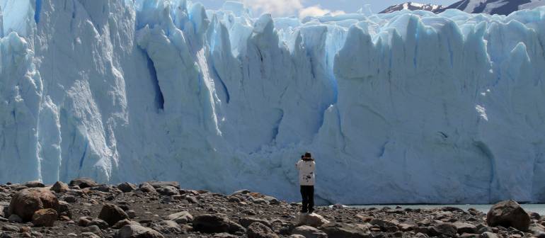 Glaciar Perito Moreno, el más famoso del Parque Nacional Los Glaciares, frente a la Península de Magallanes.