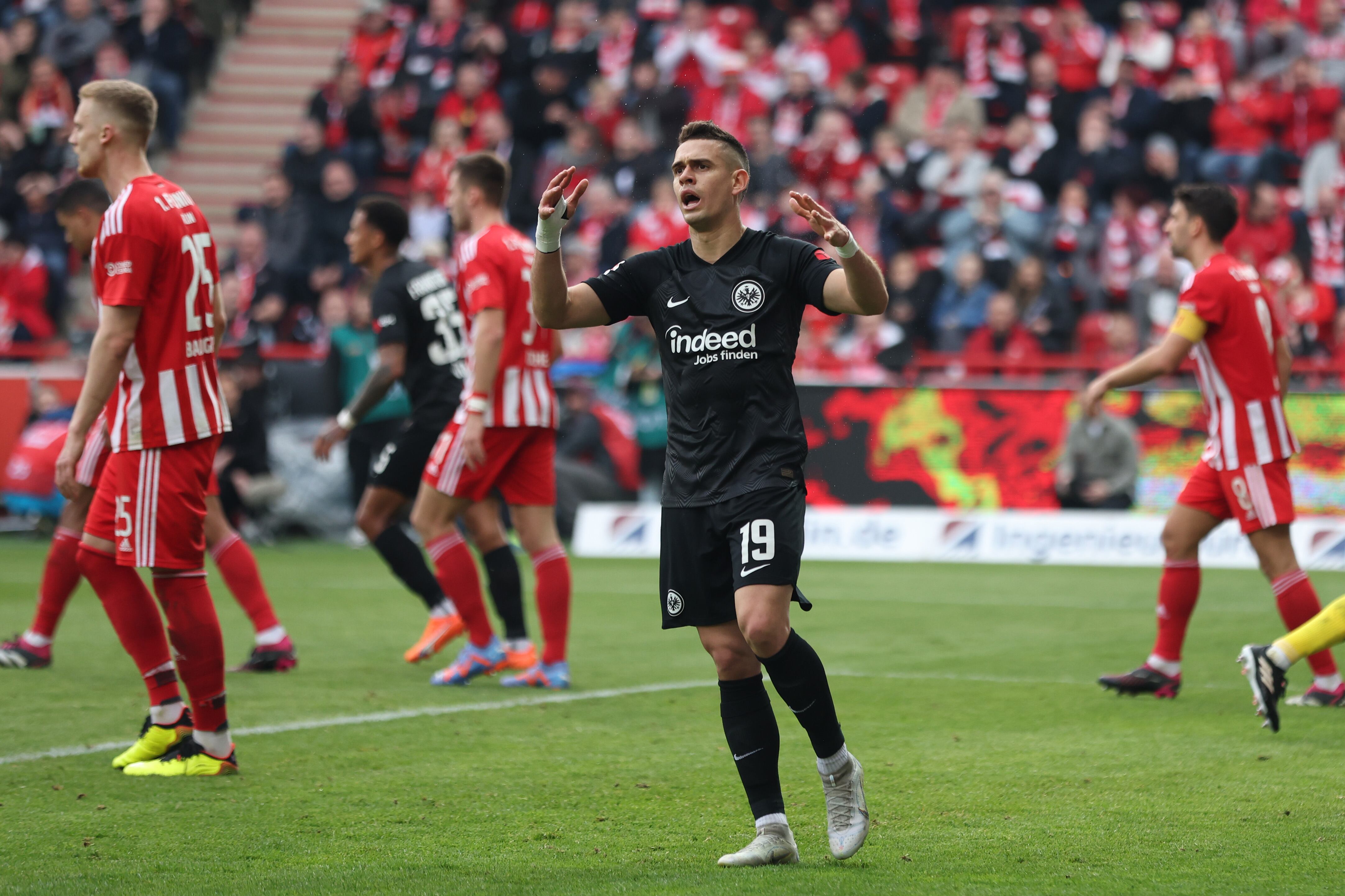 Rafael Santos Borré fue titular con el Eintracht Frankfurt. (Photo by Maja Hitij/Getty Images)