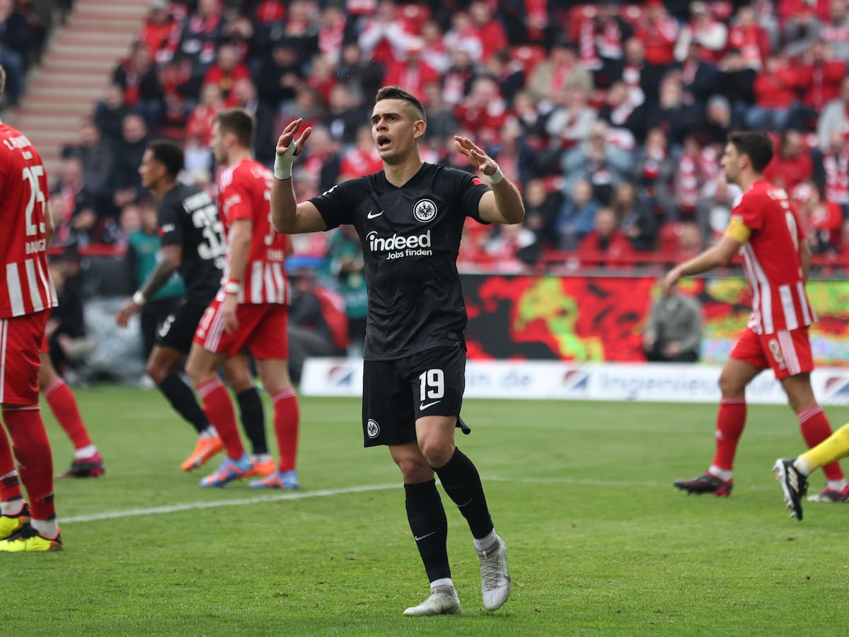 Rafael Santos Borré sumó su segunda titularidad consecutiva con Eintracht Frankfurt