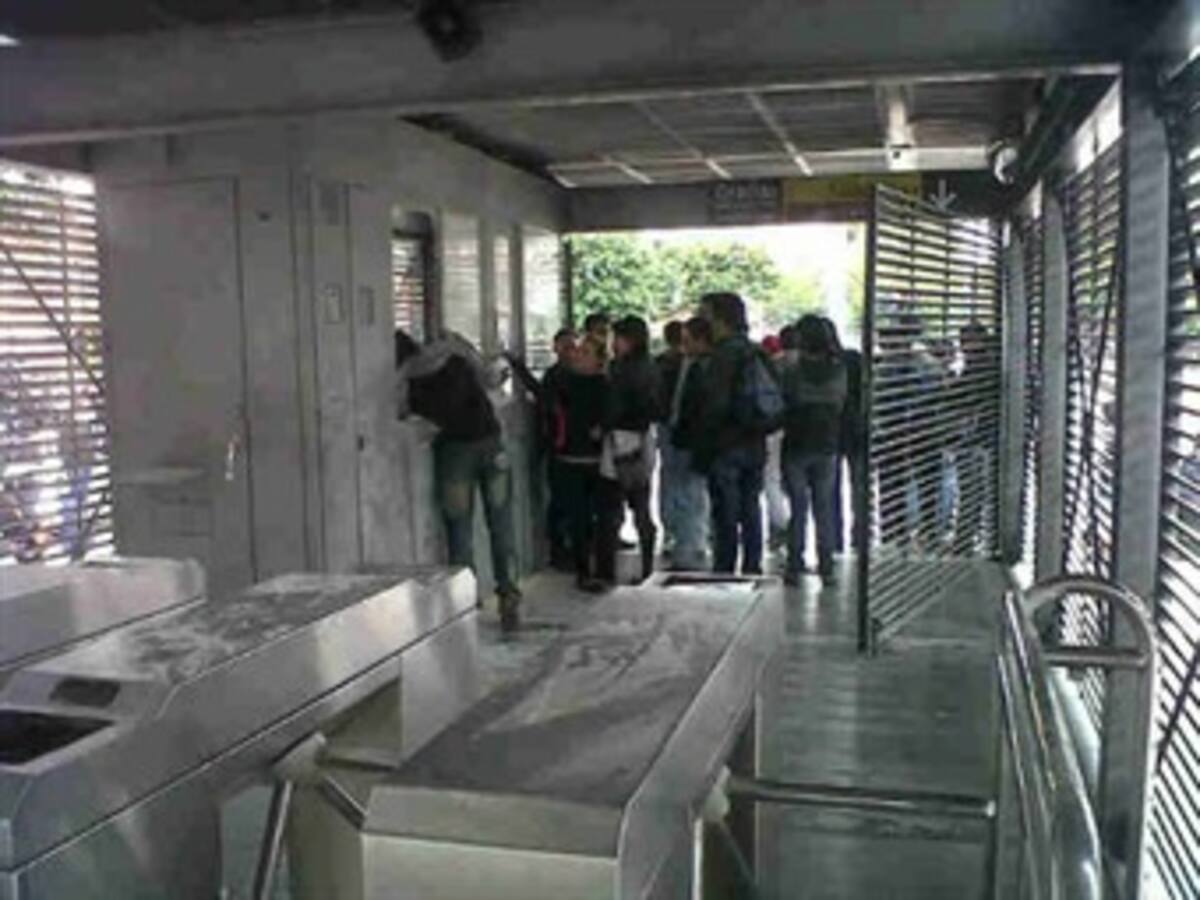 Policía emite volantes con fotografías de 51 presuntos agresores contra Transmilenio