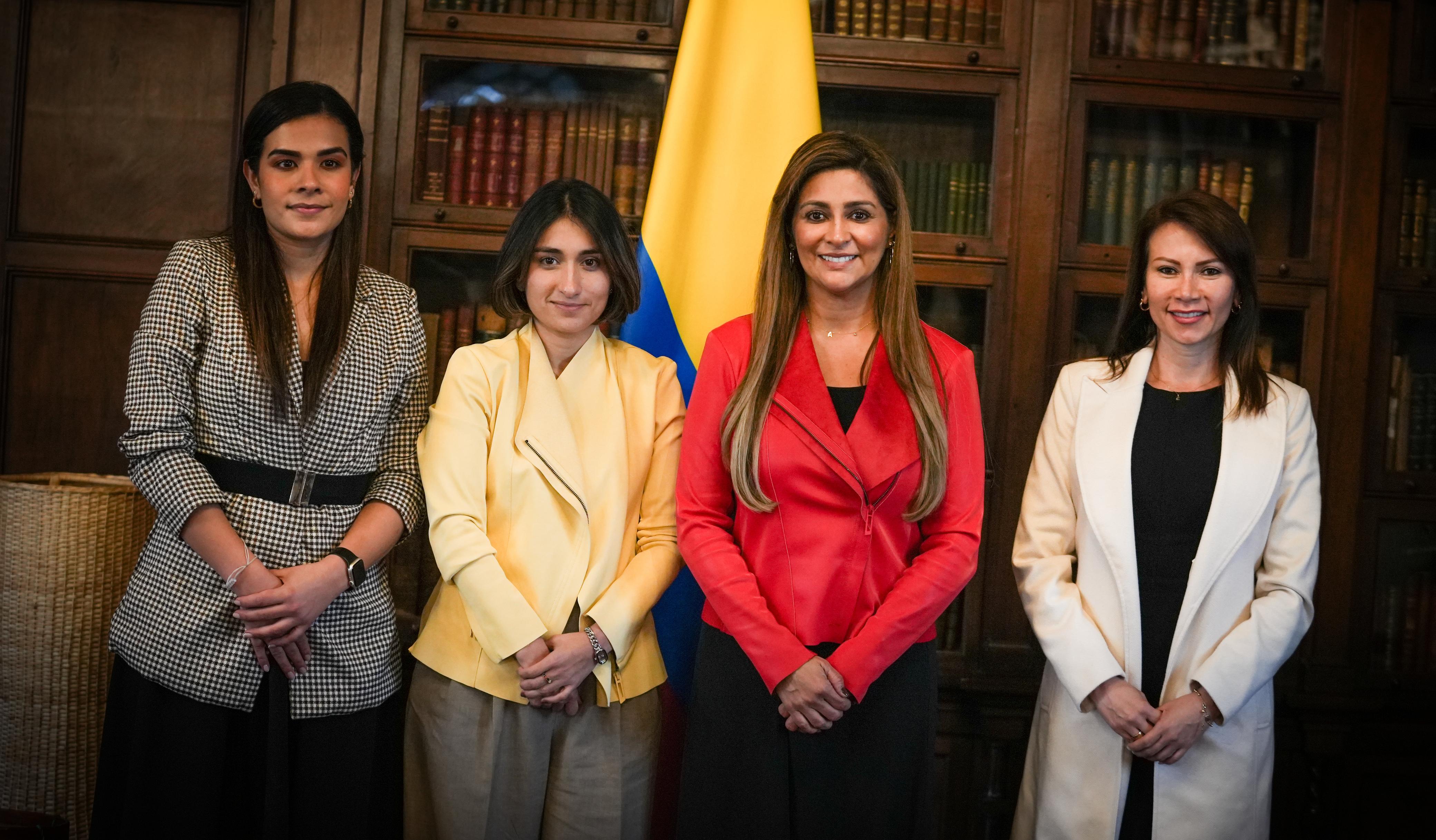 La canciller Laura Sarabia junto a la gobernadora del Tolima, Adriana Matiz