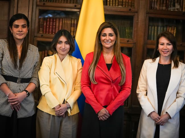 La canciller Laura Sarabia junto a la gobernadora del Tolima, Adriana Matiz