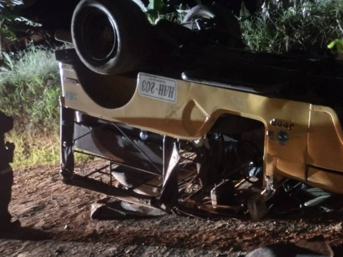 Tres personas heridas deja el volcamiento de un vehículo tipo jeep en Manizales