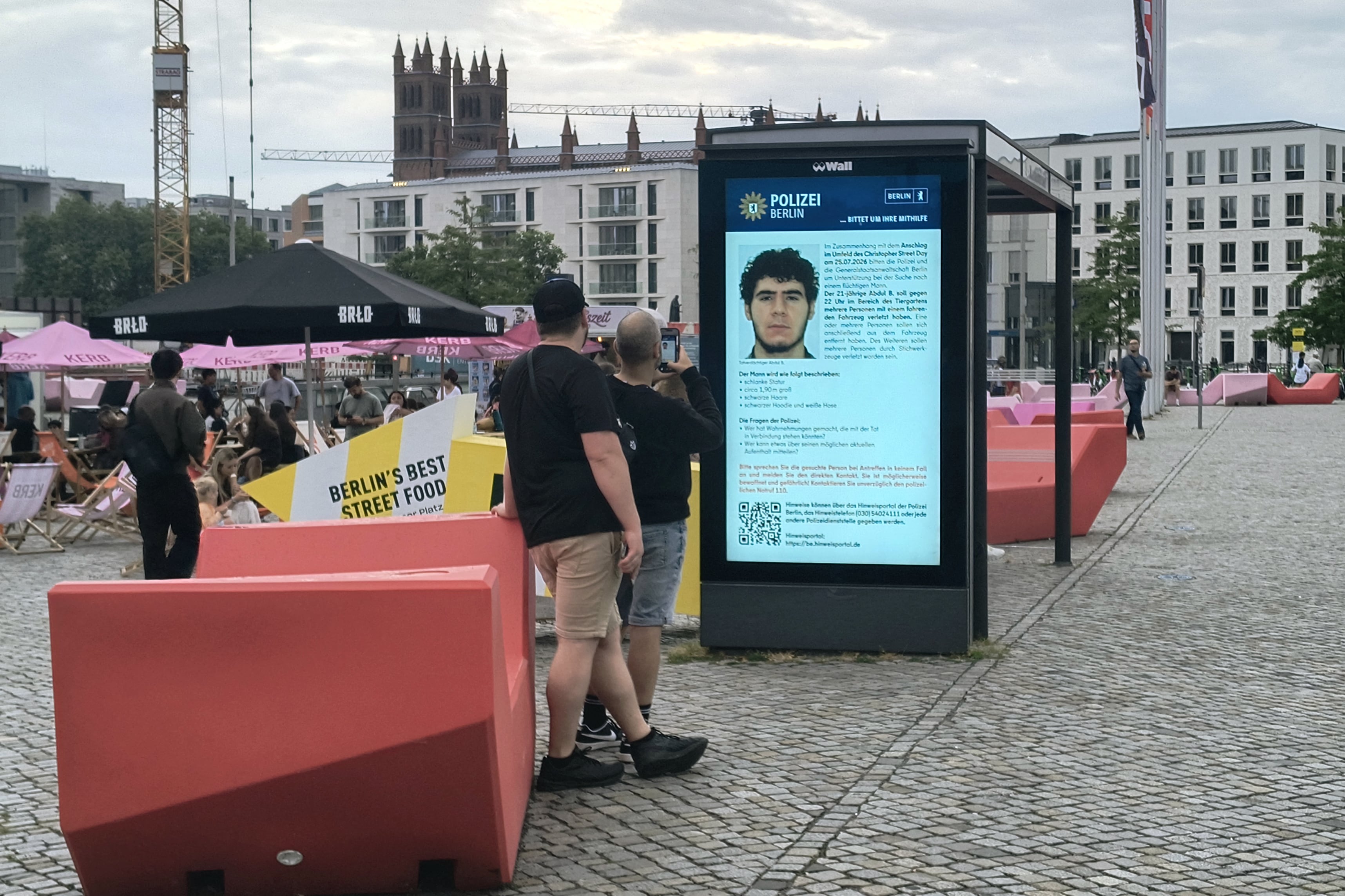 Un cartel en una parada de autobús en el centro de Berlín muestra, el 26 de julio de 2026, un anuncio de la policía berlinesa y una foto de Abdul B., el presunto autor del atropello ocurrido cerca del desfile del Día de Christopher Street (CSD) en Berlín la noche del 25 de julio de 2026. Abdul B. ha sido identificado, pero aún no arrestado, y se cree que tiene vínculos con "círculos islamistas", según un portavoz policial. La policía alemana buscó el 26 de julio de 2026 a un sospechoso presuntamente vinculado a círculos islamistas después de que un automóvil arrollara a una multitud cerca de las celebraciones del Orgullo Gay de Berlín, causando la muerte de una persona y heridas a otras 16. El incidente empañó lo que había sido un día de celebración para cientos de miles de personas que asistían al Día de Christopher Street, uno de los mayores eventos del Orgullo en Europa, y provocó que los asistentes huyeran de un parque céntrico de Berlín mientras las sirenas resonaban en la noche. (Foto de AFP)