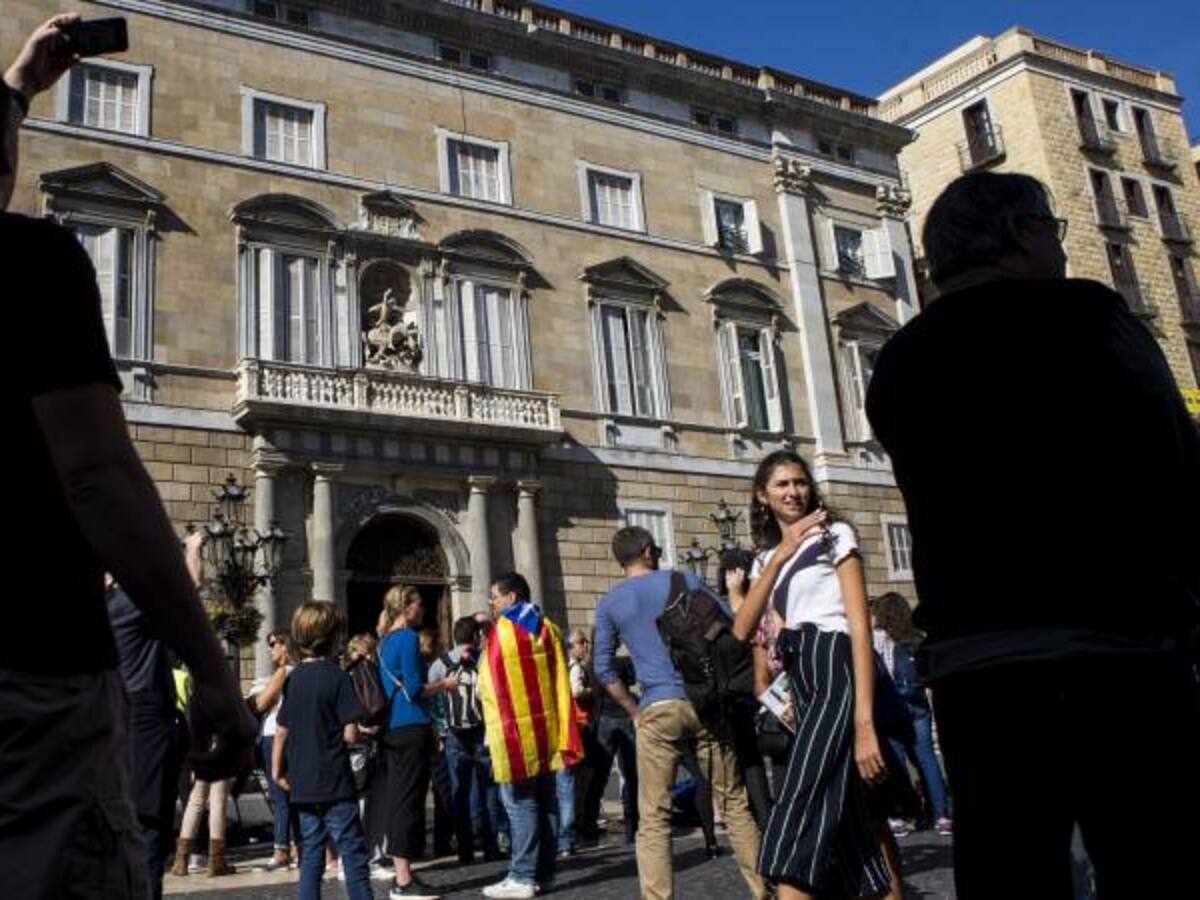 Principales partidos de España se unen al gobierno para enfrentar crisis de Cataluña