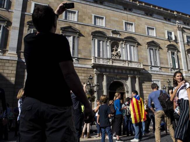 Principales partidos de España se unen al gobierno para enfrentar crisis de Cataluña
