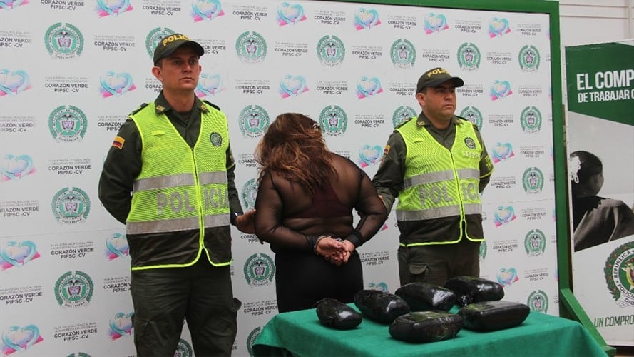 La mujer llevaba en un bolso de mano ocho kilos de clorhidrato de cocaína. Foto: Policía Nacional
