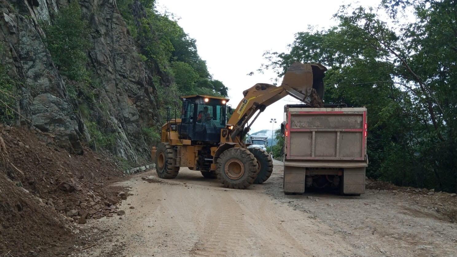 Desde Devimar, concesionaria de la vía, adelantan los trabajos con maquinaria amarilla. Foto: Devimar.