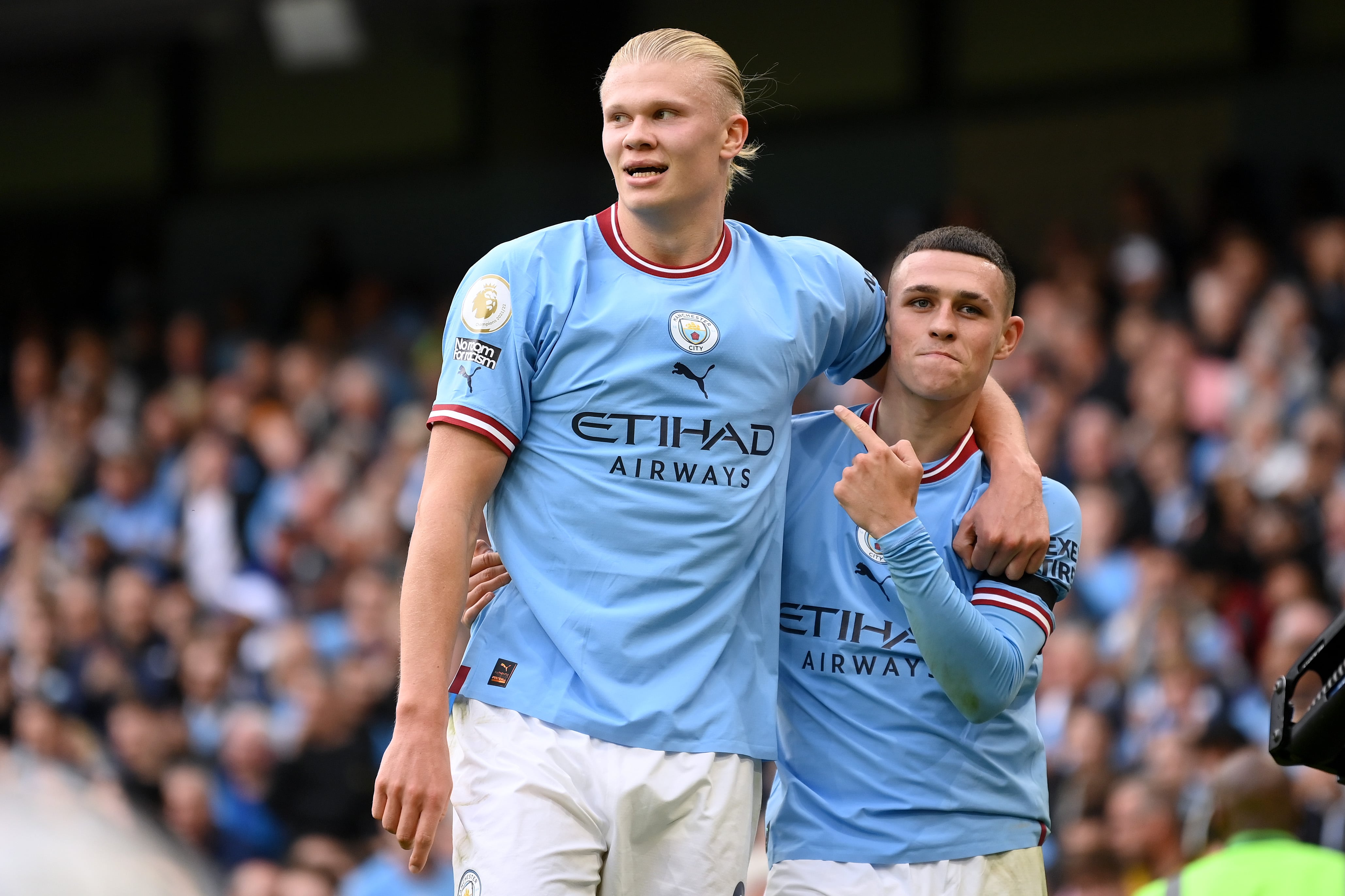 Erling Haaland y Phil Foden brillaron en la goleada del City frente al Manchester United.