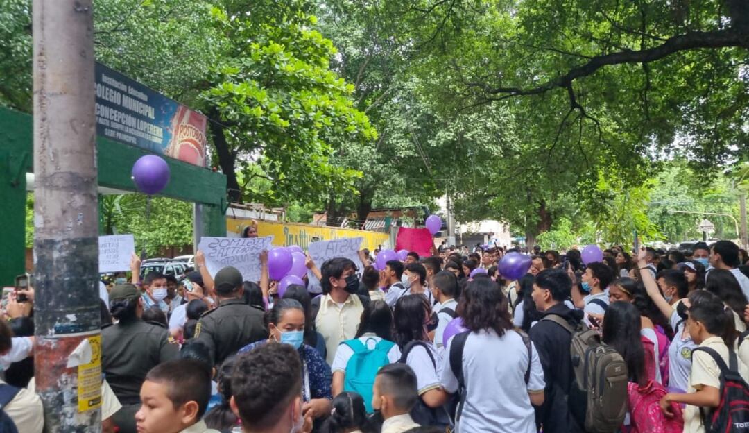 Plantón estudiantes de colegio municipal 