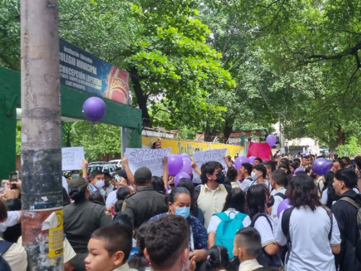 Plantón de estudiantes de Colegio Municipal reclaman justicia