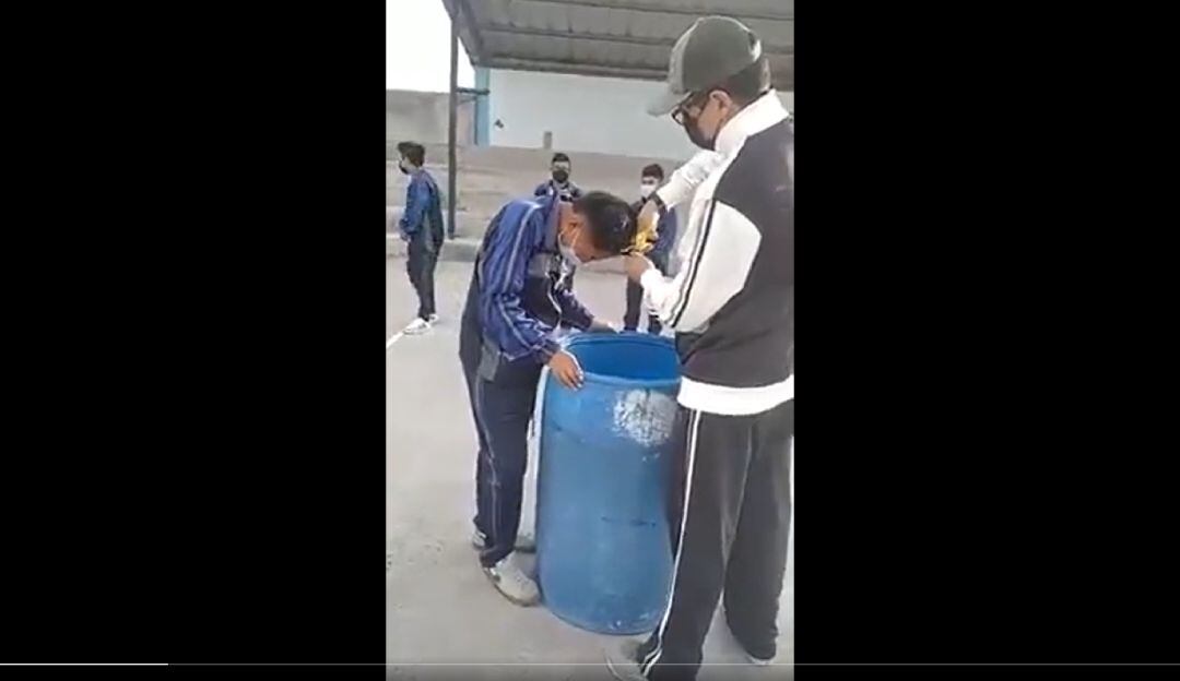 Video profesor cortandole el cabello a sus estudiantes