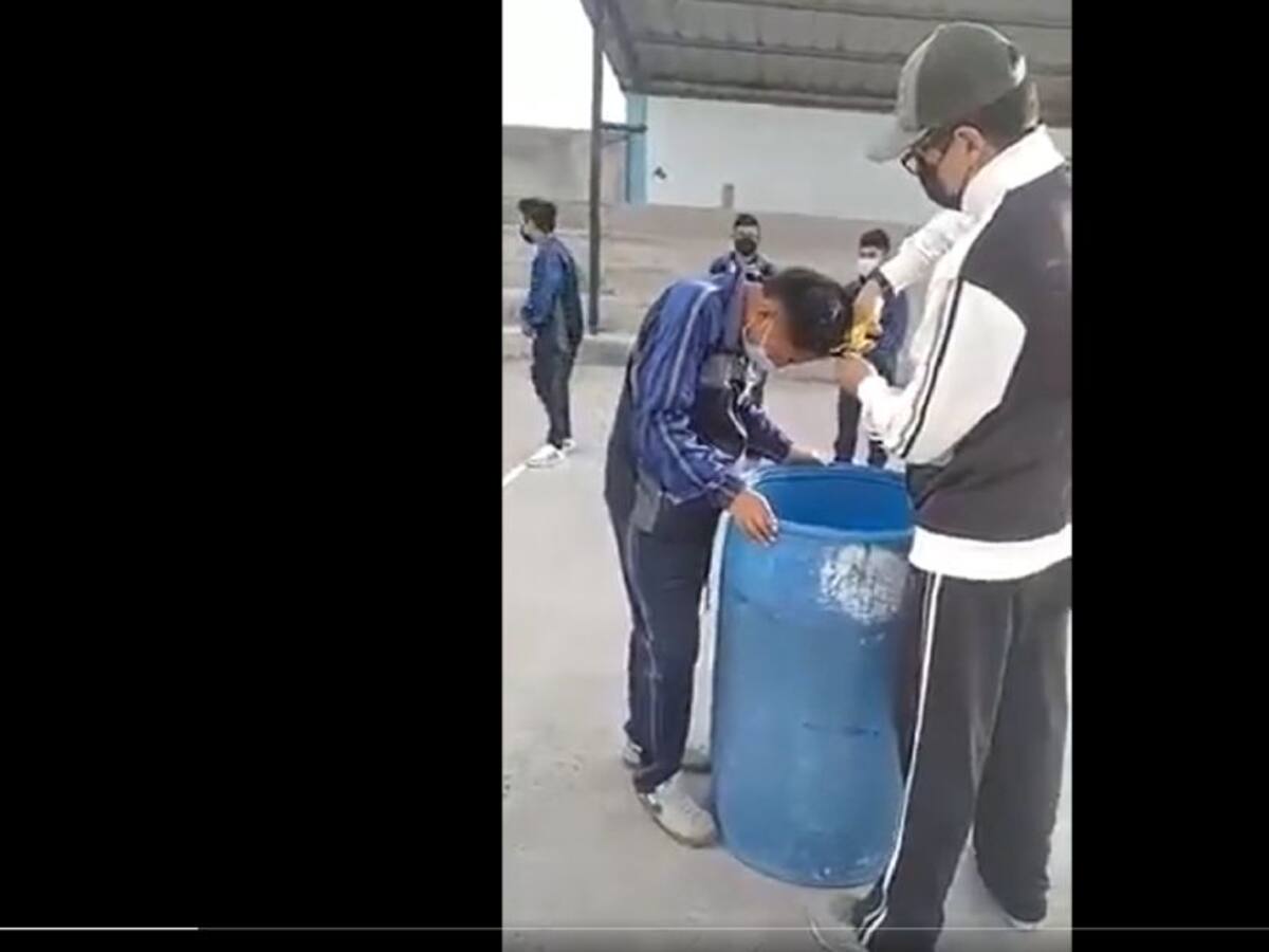 Video: Profesor le cortó el cabello a sus estudiantes como represalia