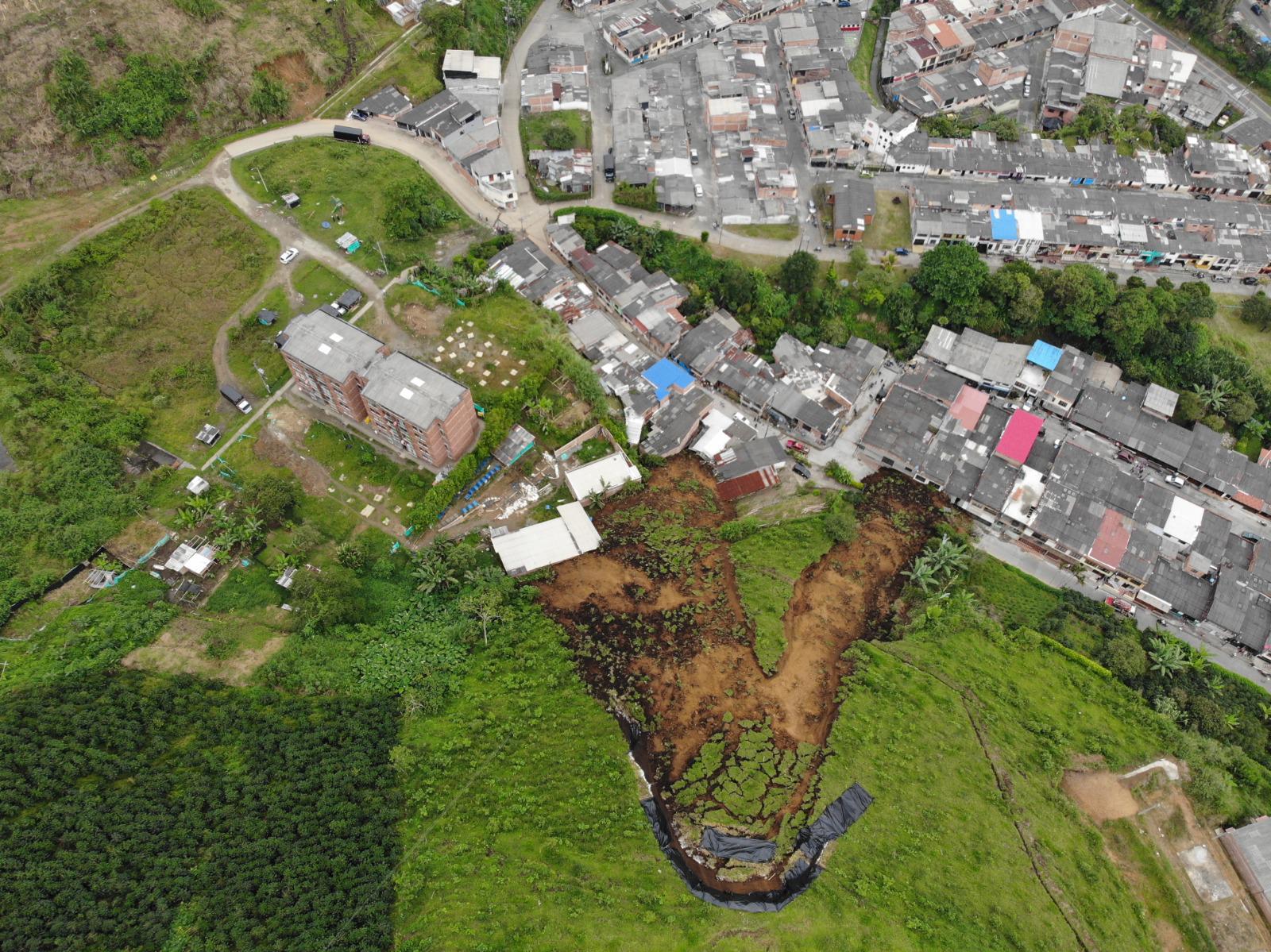 Sobrevuelo de dron que evidencia la magnitud de la amenaza en dos barrios de Chinchiná.